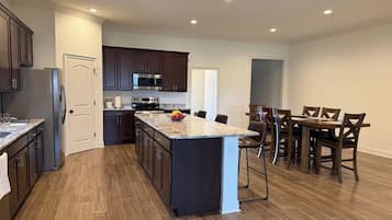 Microondas, horno, parrilla de estufa y lavavajillas