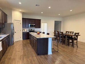 Microwave, oven, stovetop, dishwasher - Nice spacious house in Lafayette near Cajundome, Mardi Gras and Festivals. (Lafayette)