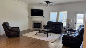 Televisión y chimenea