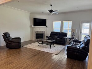 Televisión y chimenea 