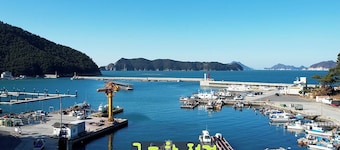 근포항이 내려다 보이는 아늑한 신축 팬션이며, 37평 실내 공간과 야외 바베큐장이 있습니다.
가까이에는 해금강과 근포땅굴, 장사도가 있습니다.