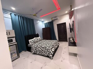 1 dormitorio, tabla de planchar con plancha, wifi y ropa de cama