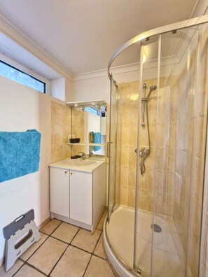 A bathroom with a shower, sink, and cabinets. - House for 6 guests with air conditioning and Wi-Fi – Hyères Port (HYERES)