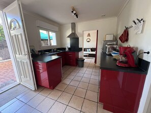 Refrigerador, lavavajillas y utensilios de cocina 