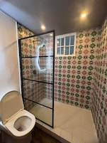 Suíte luxo, vista para o oceano | Banheiro | Chuveiro, toalhas de banho, papel higiênico 