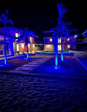 Una piscina al aire libre, sombrillas, tumbonas