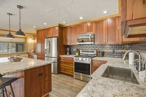 Fridge, microwave, dishwasher, coffee/tea maker - Tubing Promo! Pets Ok. Hot Tub, Deck, Covered Patio, Steps to Lake & National Forest Trails (Pagosa Springs)