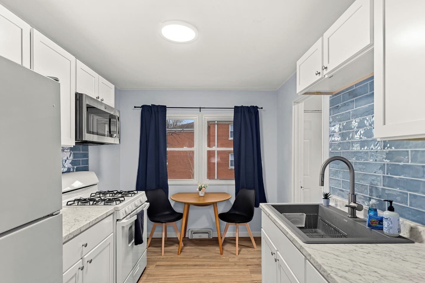 Réfrigérateur, four à micro-ondes, un four, surface de cuisson