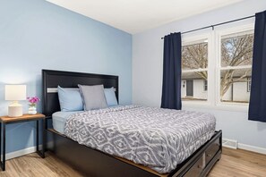 WiFi, bed sheets - Home Suite Home: E-Minutes to Downtown & P Heights (Peoria)