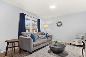 TV - Home Suite Home: E-Minutes to Downtown & P Heights (Peoria)