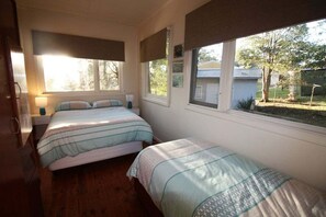 2 bedrooms, bed sheets - Green Island Escape - For lovers of surfing, swimming, snorkeling, and fishing (Cunjurong Point)