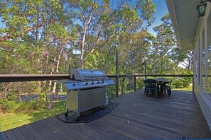 Outdoor dining - Green Island Escape - For lovers of surfing, swimming, snorkeling, and fishing (Cunjurong Point)