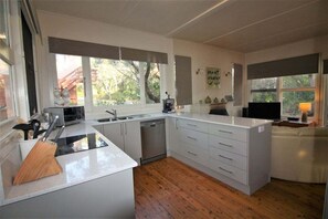 Fridge, microwave, oven, stovetop - Green Island Escape - For lovers of surfing, swimming, snorkeling, and fishing (Cunjurong Point)