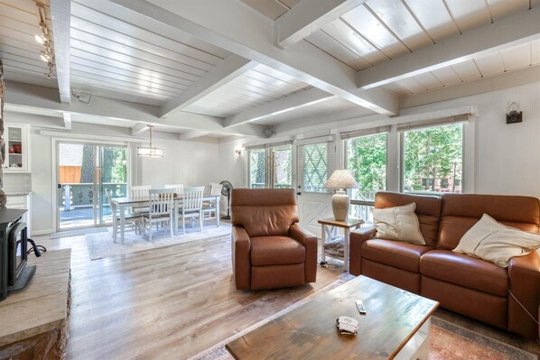 Smart TV, chimenea, videojuegos y libros 