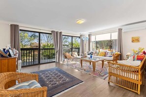 Living area - Halliwag Haven in Cunjurong Point (Cunjurong Point)