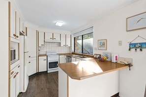 Fridge, microwave, oven, stovetop - Halliwag Haven in Cunjurong Point (Cunjurong Point)