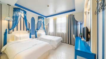 Tomannsrom – superior | Dundyner, safe på rommet, skrivebord og blendingsgardiner