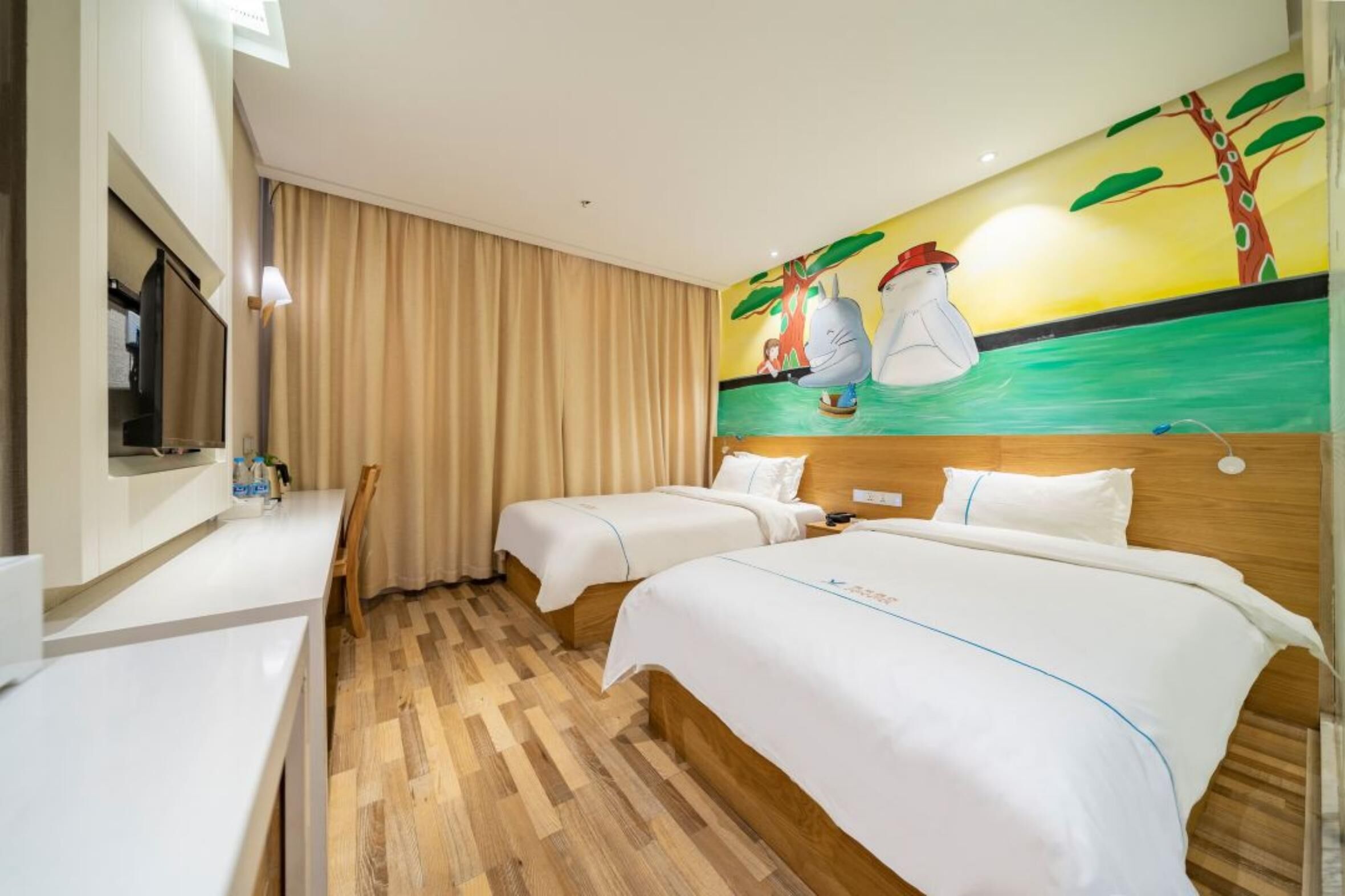 Habitación de hotel con dos camas, televisión, escritorio y un cuadro con la imagen de dos personas en un bote.