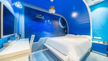 Habitación individual básica | Zona de estar | Una pantalla de ordenador, una impresora