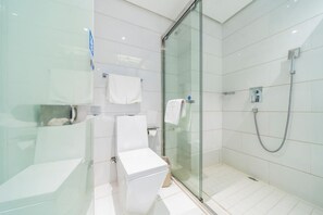 Shower, hair dryer, slippers, towels - JinglaiHotelShanghai People's Square (Shanghai)