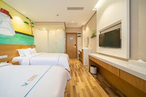 Habitación familiar con 2 camas individuales | Edredones de plumas, caja fuerte, escritorio y cortinas opacas