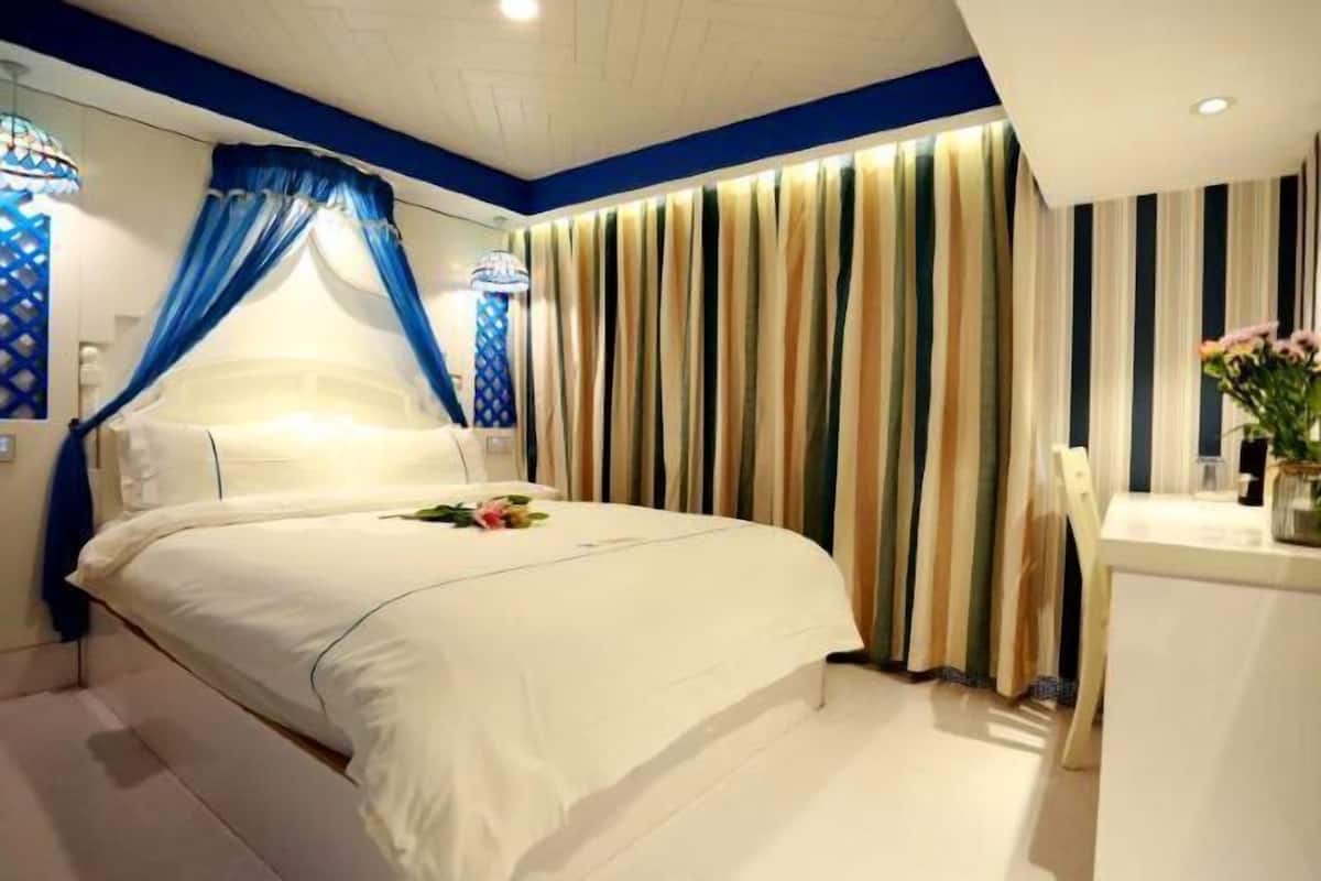 In-room safe, desk, blackout drapes, soundproofing