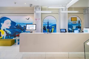 Tallelokero huoneessa, työpöytä, pimennysverhot, äänieristys