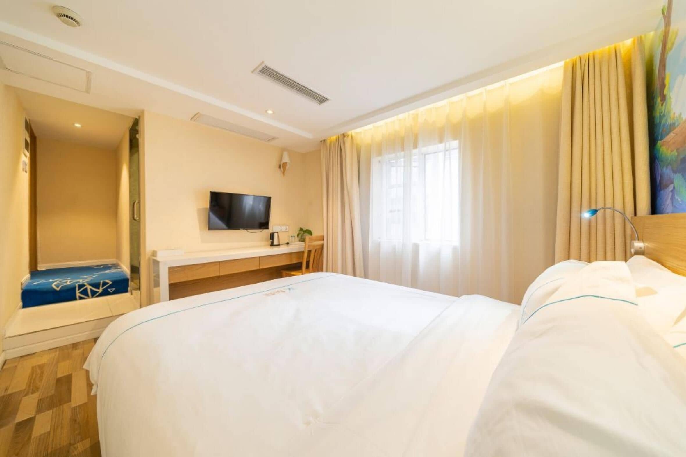 Kahden hengen economy-huone | Tallelokero huoneessa, työpöytä, pimennysverhot, äänieristys