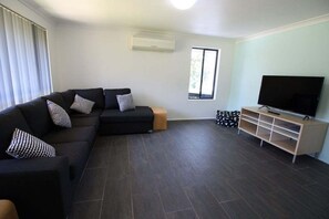 TV - Holiday Haven a basic holiday home in Manyana (Manyana)