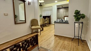 Una escalera de madera conduce a un comedor con mesa y sillas.