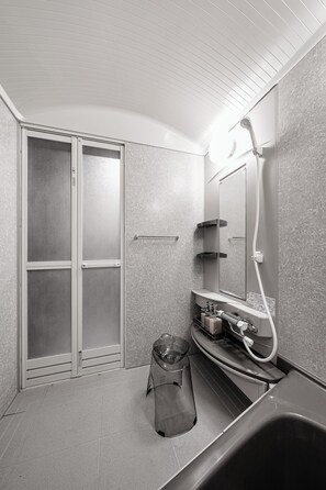 Ducha y bañera combinadas y artículos de higiene personal gratuitos