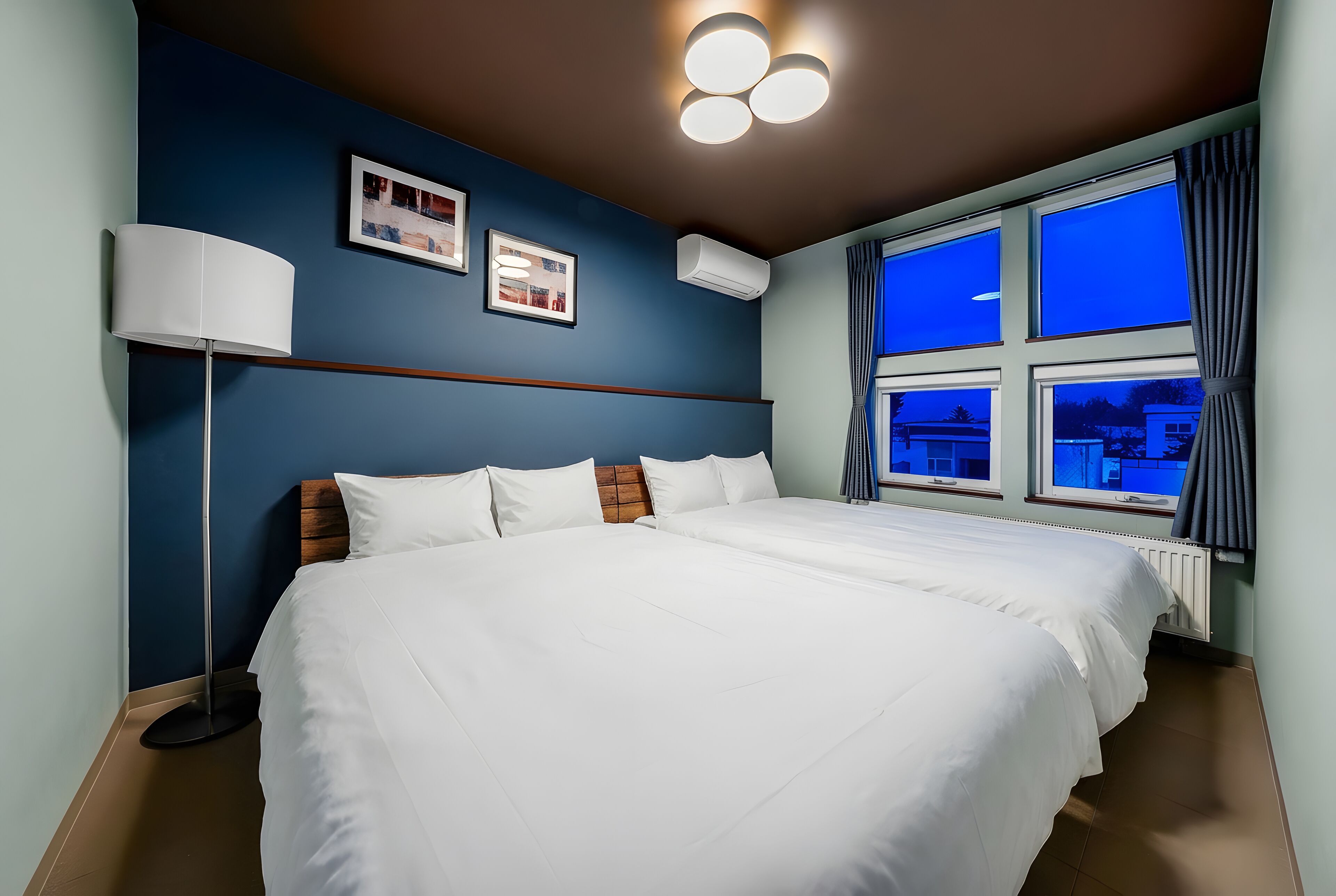 Skrivebord for bærbar PC, strykejern/-brett og wi-fi (inkludert)