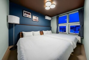 Espacio para trabajar con un portátil y tabla de planchar con plancha