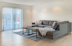 Smart TV, fireplace - Gorgeous home in Ljungby with WiFi (Ljungby)