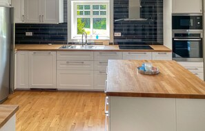 Fridge, microwave, oven, stovetop - Gorgeous home in Ljungby with WiFi (Ljungby)