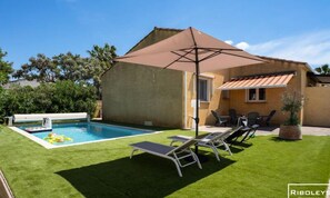 Indoor pool, outdoor pool - Villa in Vias With Private Pool & Garden (Vias)