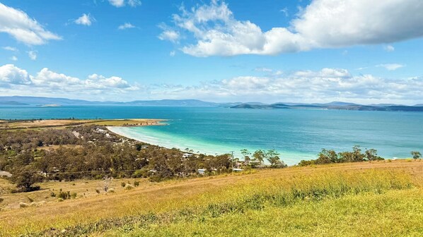 On the beach - StayAU Breathtaking Panoramic Views (Carlton River)