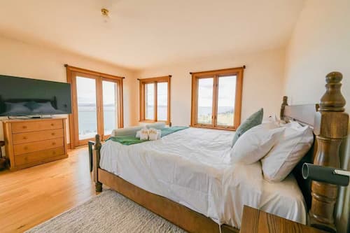 Deluxe Townhome, Beach View | Iron/ironing board, free WiFi