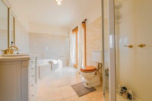 Deluxe Townhome, Beach View | Bathroom | Hair dryer, towels - StayAU Breathtaking Panoramic Views (Carlton River)