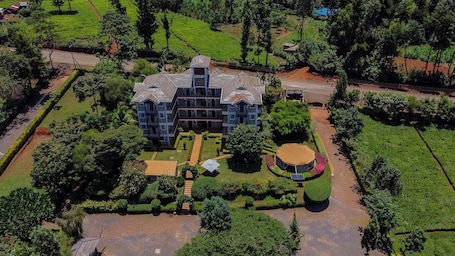 Garden. Goshen Farm Hotel