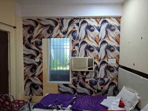 Deluxe Room | Rollaway beds, free WiFi, bed sheets - Happy Guest House (Danapur)