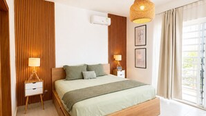 Une chambre moderne avec un cadre de lit en bois, un tapis moelleux et une grande fenêtre avec des rideaux.