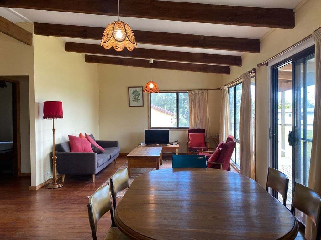 Televisión y chimenea 