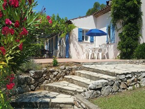 Outdoor dining - Provencal villa with private pool, wide views (Salernes)