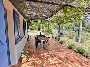 Outdoor dining - Provencal villa with private pool, wide views (Salernes)
