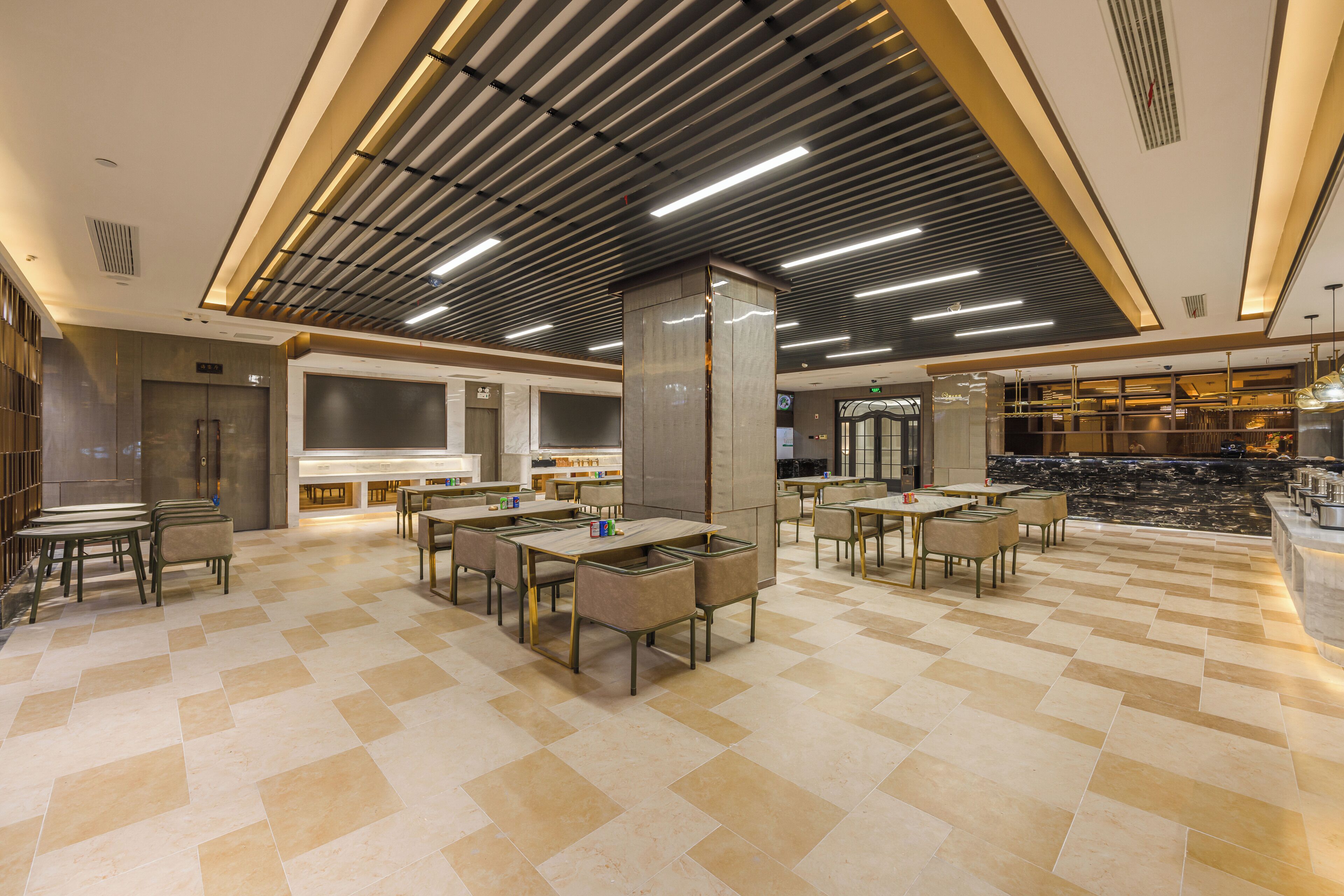 Frokost, lunsj og middag serveres, kinesiske retter 