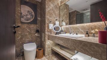 Family Twin Room, City View | Bathroom