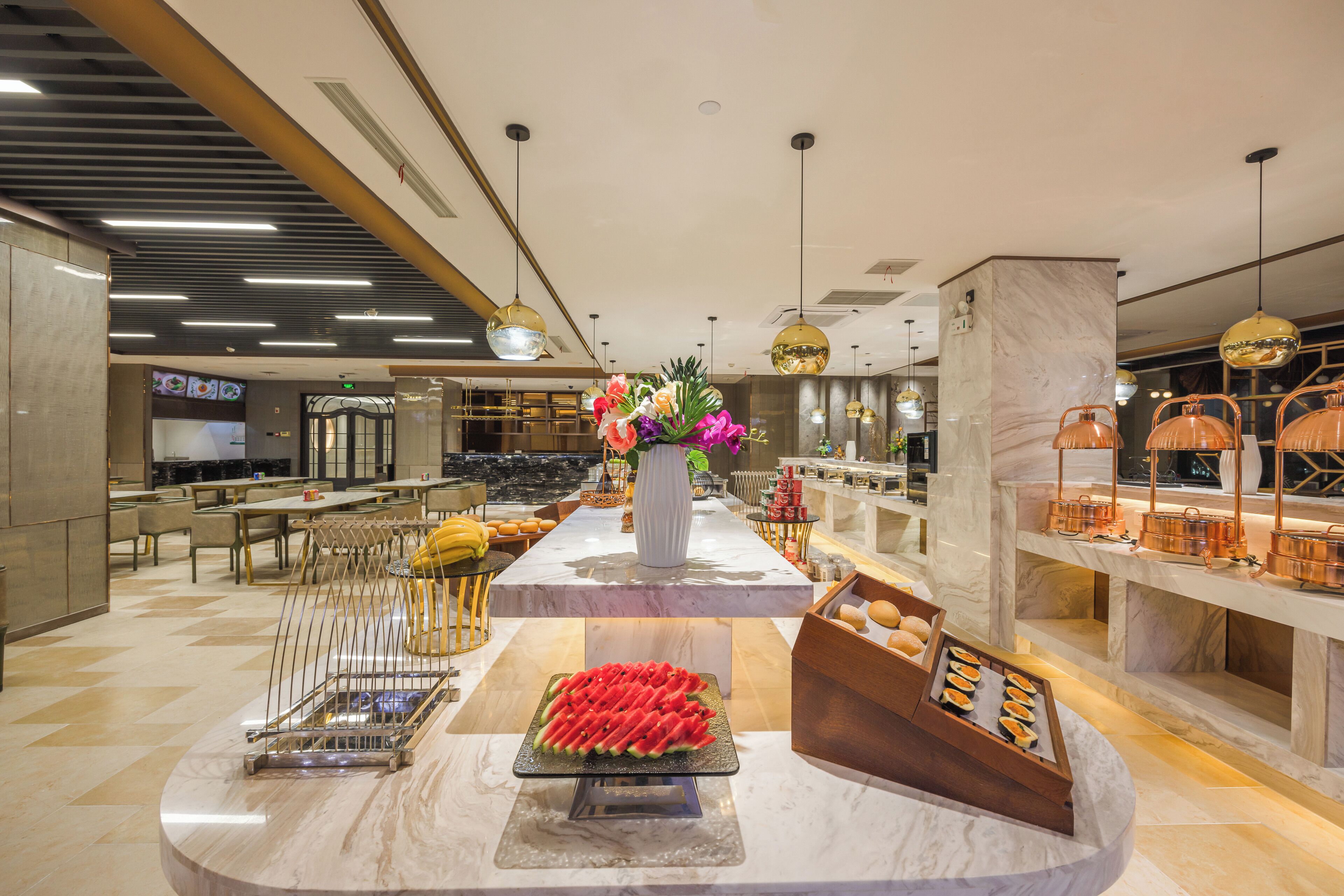 حيث تُقدم وجبات الإفطار، الغداء، العشاء، الأطباق الصينية