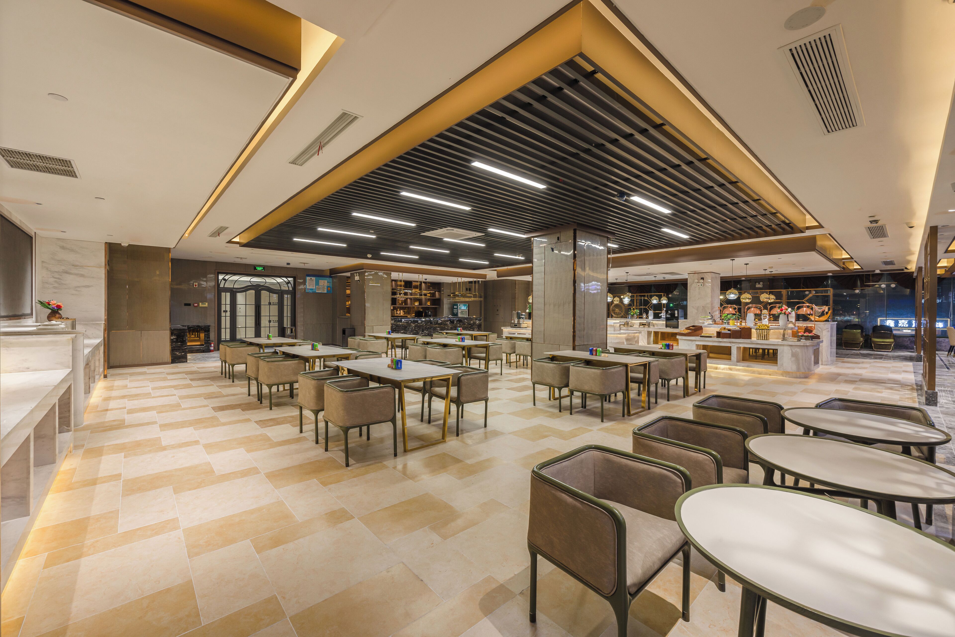 حيث تُقدم وجبات الإفطار، الغداء، العشاء، الأطباق الصينية