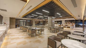 Melayani sarapan, makan siang, makan malam; sajian masakan Cina